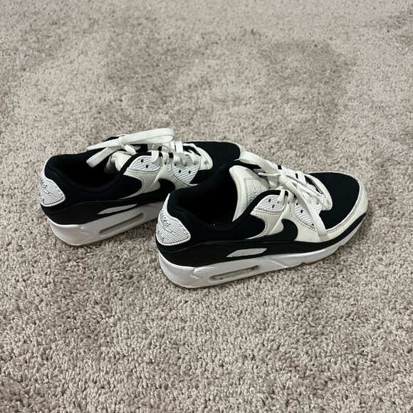 Nike Shoes - Women’s Nike Air Max 90!! Size 7